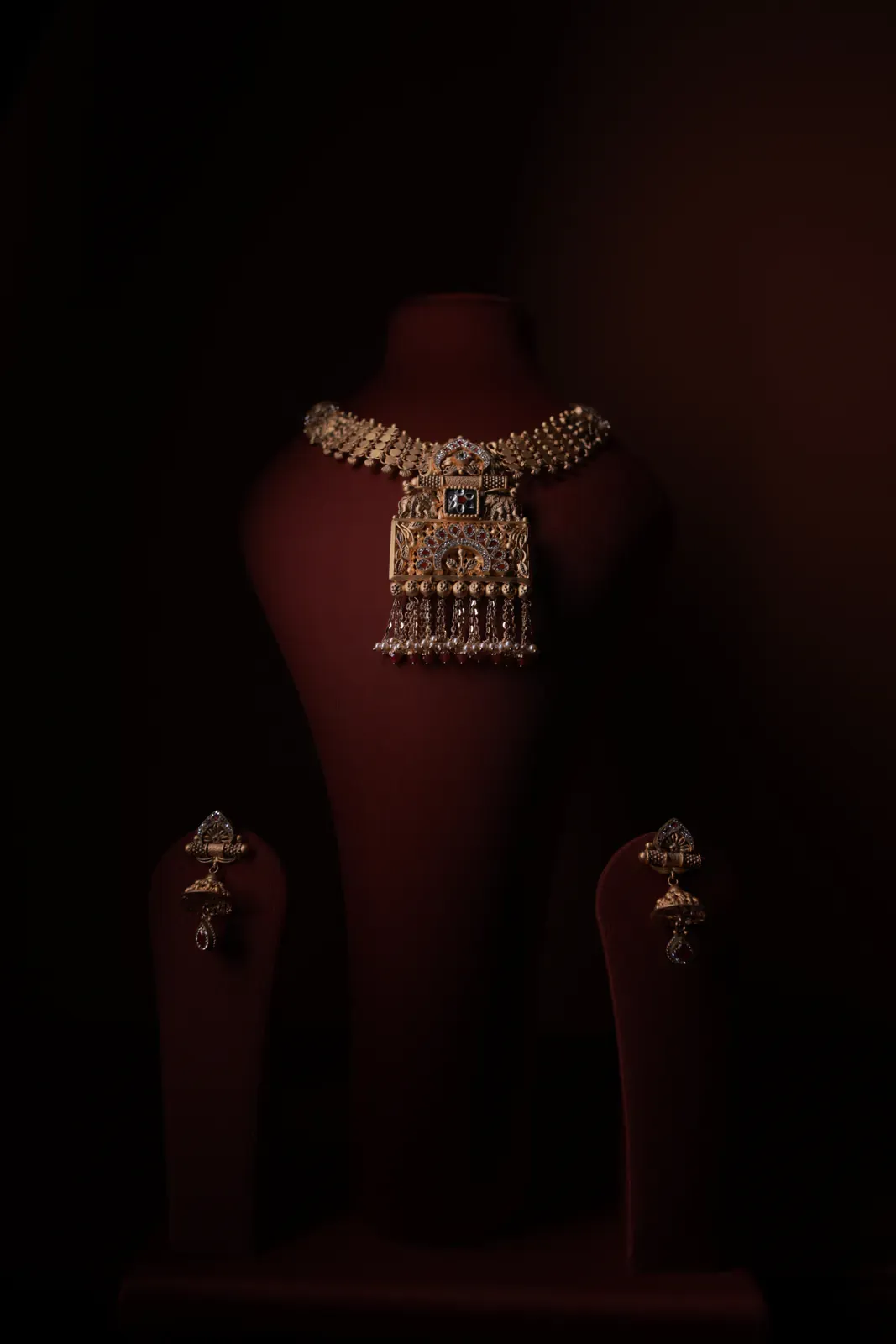 Peacock antique choker set on a velvet bust